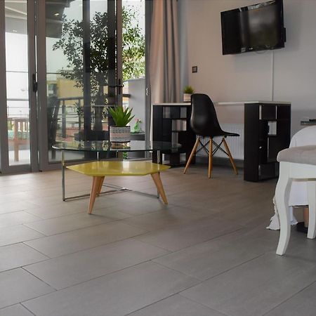 Апартаменты Stylish Boutique Loft With Private Balcony Афины Экстерьер фото