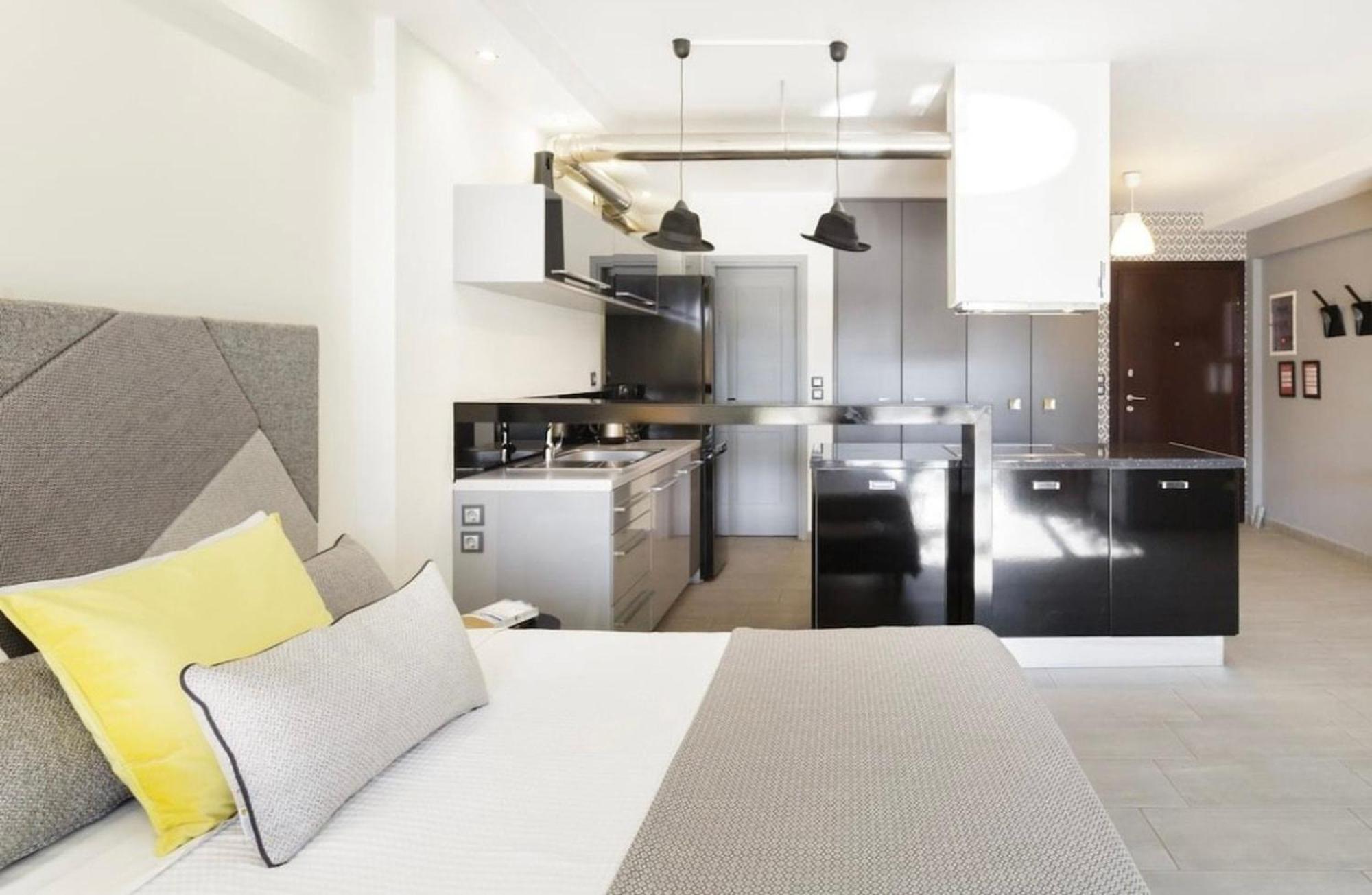 Апартаменты Stylish Boutique Loft With Private Balcony Афины Экстерьер фото
